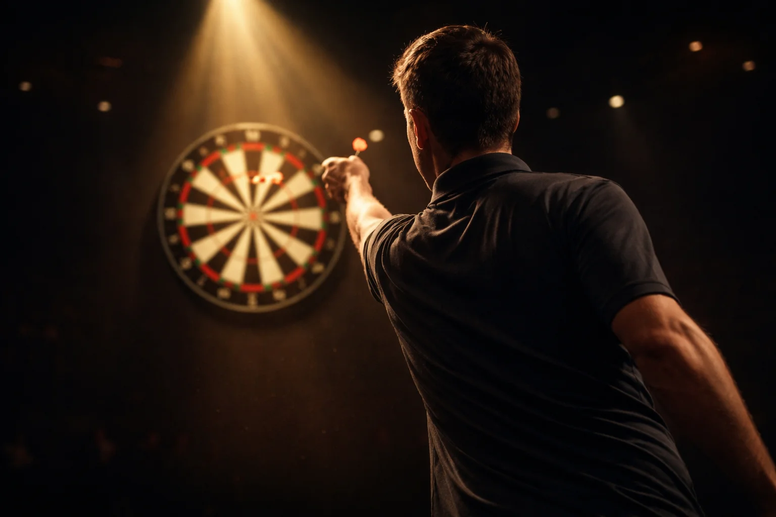 Darts-Spieler wirft auf das Board unter Scheinwerferlicht in einer Arena