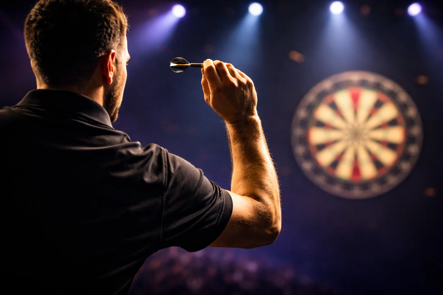 Darts-Spieler wirft konzentriert einen Pfeil auf die Dartscheibe unter Bühnenbeleuchtung